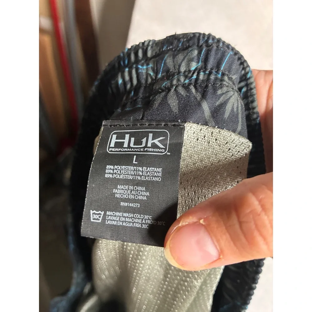 Huk Performance Fishing Shorts Mens Large Black Teal Tropical Palm Fish Print